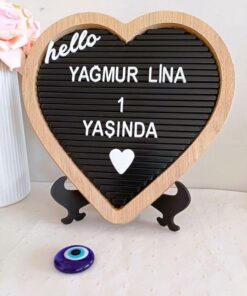 Ahşap Kalp Çerçeveli Özelleştirilebilir Mesaj Panosu Siyah Zemin Beyaz Harf Setli Yazı Tahtası