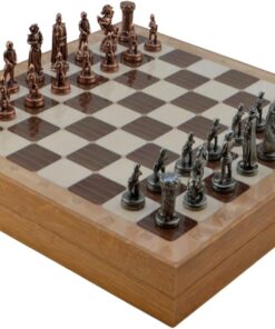Orta Boy Metal İngiliz Satranç Takımı Antik ve Rustik Desenli Sandıklı MDF Tahtası (36x36x6 cm.)