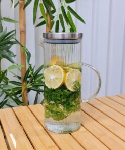 1500ml Metal Kapaklı Line Borosilikat Cam Yağlık & Sürahi – Şık, Dayanıklı ve Sağlıklı Saklama Çözümü (9cm x 23cm)