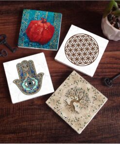 Yaşam Çiçeği, Hayat Ağacı, Nar, Fatma Ana Eli (Hamsa) Taş Bardak Altlığı Seti - 4 Parça - Dekoratif, Rustik Mutfak Aksesuarı, 10x10 cm, Kaydırmaz Tabanlı, Şık ve Dayanıklı SC152
