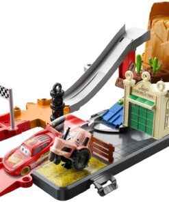 Disney Pixar Cars Yarış Heyecanı saklama kutulu oyun seti, 1 adet Şimşek McQueen aracı ve 1 adet çekici içeren 20'den fazla parça, 3 farklı kurulum, 4 ve üzeri HDN02