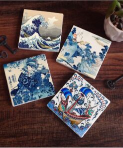 Japon Sanatı, Fuji Dağı, Büyük Dalga, Çini Sanatı Yelkenli Gemi Taş Bardak Altlığı Seti - 4 Parça - Dekoratif, Rustik Mutfak Aksesuarı, 10x10 cm, Kaydırmaz Tabanlı, Şık ve Dayanıklı SC445
