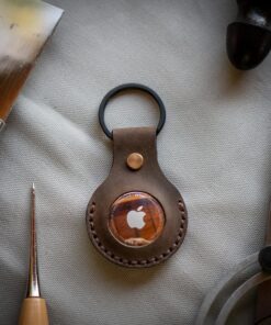 X design Apple Airtag Anahtarlık Kılıf, Airtag Kılıf, Gerçek Deri Airtag Kılıfı, Airtag Deri Anahtarlık, GPS takip cihazı, Kaliteli Airtag Kılıf, Orijinal Deri Airtag Kılıf (Kestane - Koyu Kahverengi)
